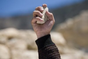 alt="el que esté libre de pecado que tire la primera piedra, javierpellicerescritor.com"